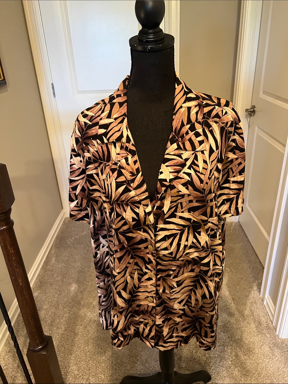 Short-Sleeve Button-Down Shirt in Black and Tan Leaf Print Size 1X